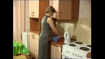 Play Xnxx cu fiul isi fute mama in bucatarie pe la spate