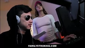 Play Pitipoanca amorezata de dj care o ia la pula