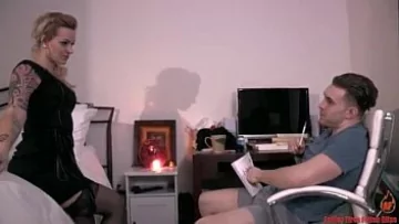 Play Pizdulice buna si tatuata penetrata in pizda ei mare