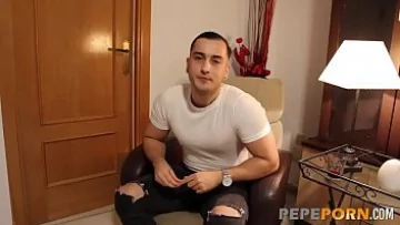 Play Doua tipe ii fac placerea unui baiat norocos de a-i face muie