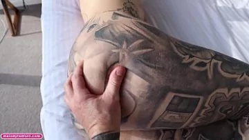Play Aussie milf tatuata pe cur penetrata dimineata