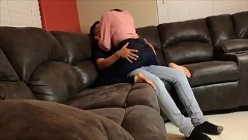 Play Alina nu doreste sa apara fata ei pe internet