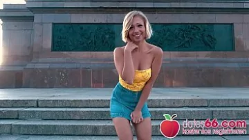 Play Blonda gabi primeste bani sa faca sex pe public