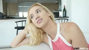 Play Pizdulica blondei este degustaticul de pula