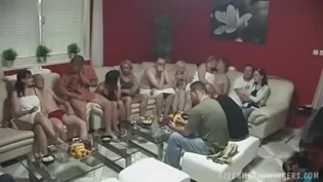 Play Multe fete batrane sug pula la o petrecere de mature