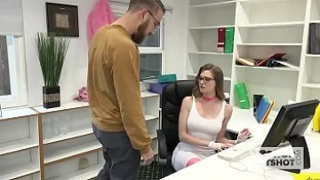 Play Videoclip porn cu fete grase se face sex cu sluga ei pe masa