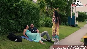 Play Xxx in public cu doua gagici si un barbat cu mare chef de xxx