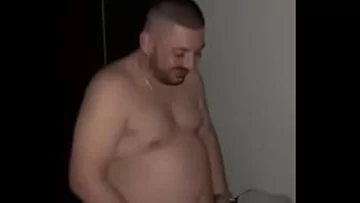 Play Un barbat cu burta penetreaza o copila