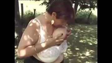 Play Futai cu o baba care se masturbeaza la padure