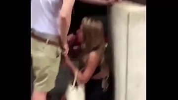 Play Futai cu o tarfa se ascunde sa linga o pula