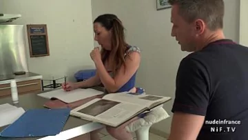 Play Fetee de servici ii arata sefului fundull ei fara lenjerie intima