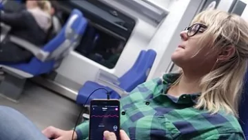 Play Ea face muie intr-un tren cu calatori