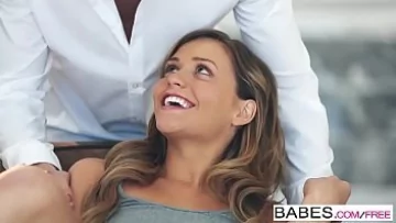 Play Este o fata adolescenta care face sex foarte mult