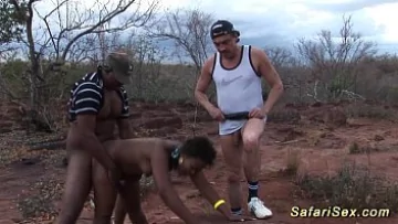 Play Doi tigani fut o cioara care le suge si face sex beton