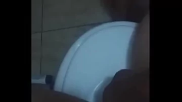 Play Sex la toaleta cu o frantuzoaica cu corp frumos