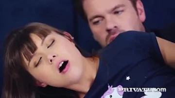 Play Futai românesc cu actiune cu o pizda brunetica si draguta