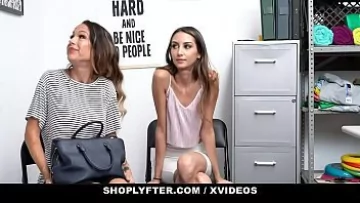 Play Doua femei se saruta si isi ling sani apoi fac sex cu un barbat