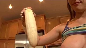 Play Isi mananca banana si dupa se duce in dragostemitor si face sex cu cumnatul
