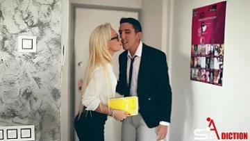 Play Lidoresteza sex la domiciliu cu amantul patron pentru marire de salariu