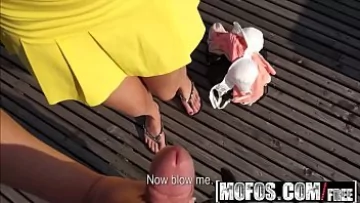 Play Xxx in public cu o femeie bruneta care face sex pe bani