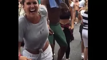 Play Barbat cu pula pana la genunghe incantat de o tipa ce ar vrea sa faca sex cu el
