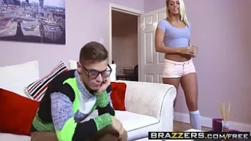 Play Un tocilar ajunge acasa de la scoala si isi fute surioara buna rau de pula