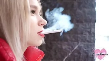 Play Tarfulita face muie si face sex pe bani
