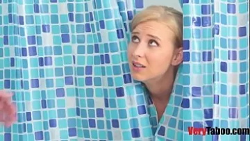 Play Sex in baie cu o mamica blonda sexy