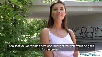 Play Jenifer face muie si face sex in padure pentru bani