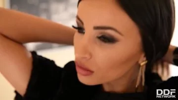Play Bruneta sexy face sex hardcore in pizdulice cu mai multi barbati dotati
