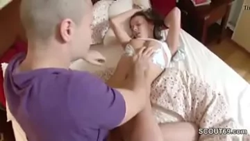 Play Doi tineri amatori inchiriaza o camera la hotel sa faca sex in ea