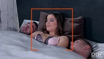 Play Dama doarme cu doi barbati si face sex pana se satura cu ei