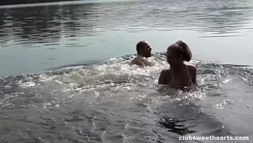 Play Baie in lac si sex filmat cu mary