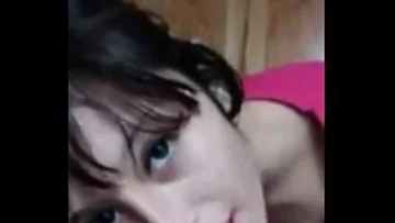 Play fata face muie in baie si dupa se duce acasa la barbat si mai face sex si cu el