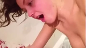 Play O romanca suge bine o pula si face sex cu ea brutal