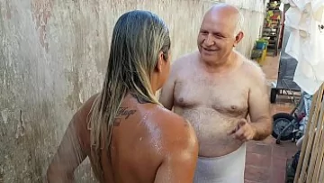 Play Barbat matur dragosteit de pizdulice isi spala tarfulita la pizdulice si i-o fute bine cu pula lui mare