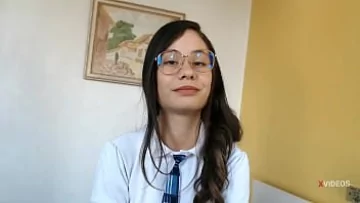 Play Bruneta cu fund bombat face o muie profunda cu multa saliva si sloboz in gura