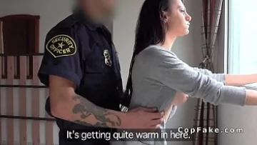 Play Barbatul de la securitate fute bine o pizdulice adolescenta dorita de pula