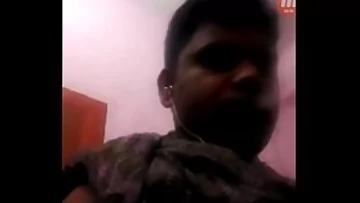 Play un indian este filmata cand face laba in baie