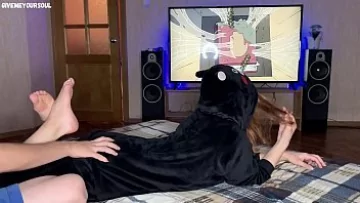 Play I-o fute tacso in timp ce sta la televizor