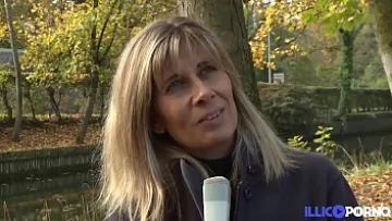 Play Jurnalista blonda face futai cu doi colegi frumosi si tari in pula
