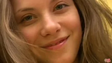 Play Blonda face streptease si dupa face sex profund cu seful