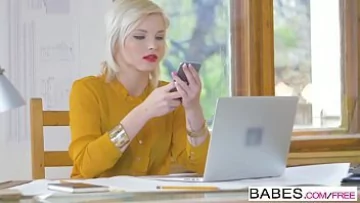 Play Femeia vrea pula pe biroul ei unde lucreaza si se plictiseste