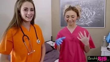 Play Eleve cu pofta de sex se lasa futute de un prieten