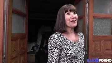 Play Femeie de 55 de ani de la tara penetrata de trei adolescenti