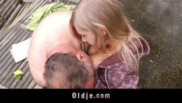 Play Xnxx cu un mojneag care isi fute nepoata in padure xnxx