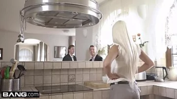 Play O pizdulice sefa ce ii place sa faca sex in grup cu mai multi barbatii