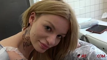 Play Blonda in pizdulice goala tatuata pe fund si masturbata