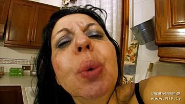 Play Futai cu o mamica matura plange cand fiul i-o trage tare in pizda