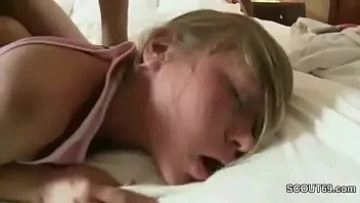 Play Trezita din somn sa faca sex cu sotul ei inainte sa plece la munca